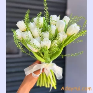 Ý Nghĩa Hoa Tulip Trắng – Thanh Khiết Như Tâm Hồn An Yên 60 Những bông tulip trắng mềm mại giữa ánh sáng dịu nhẹ – gợi lên thông điệp về sự chân thành và bình yên.