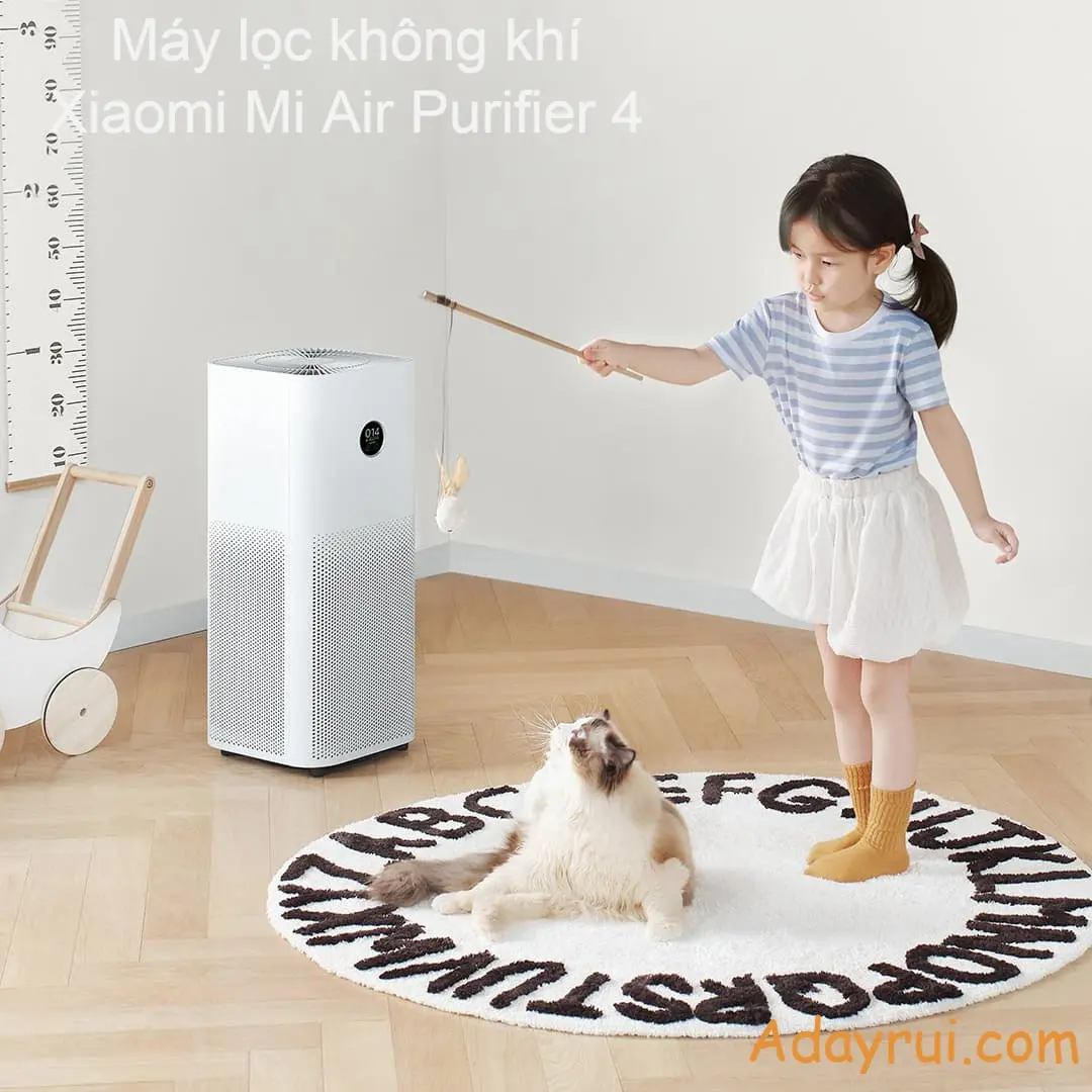 Bé gái vui chơi cùng thú cưng cạnh máy lọc không khí trong phòng trẻ.