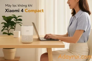 Máy lọc không khí Xiaomi 4 Compact được đặt gọn gàng trên bàn làm việc, phù hợp cho phòng cá nhân và không gian nhỏ.