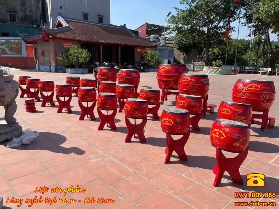 Cấu tạo và kỹ thuật làm trống gỗ truyền thống Đọi Tam 2 Bộ trống gỗ Đọi Tam nhiều kích thước đặt tại sân đình