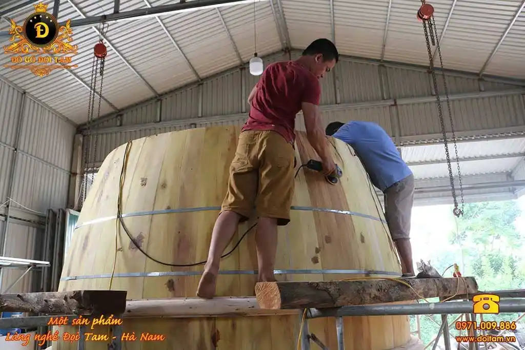 Nghệ nhân Đọi Tam đang lắp ráp trống gỗ kích thước lớn