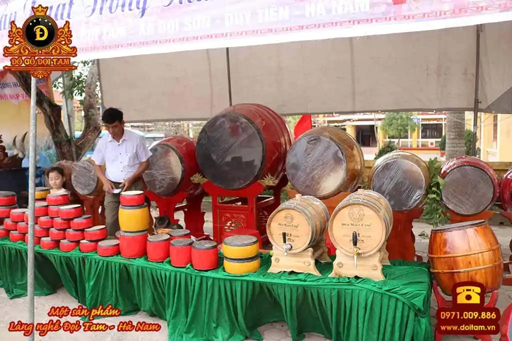 Trưng bày sản phẩm trống gỗ tại gian hàng Đọi Tam