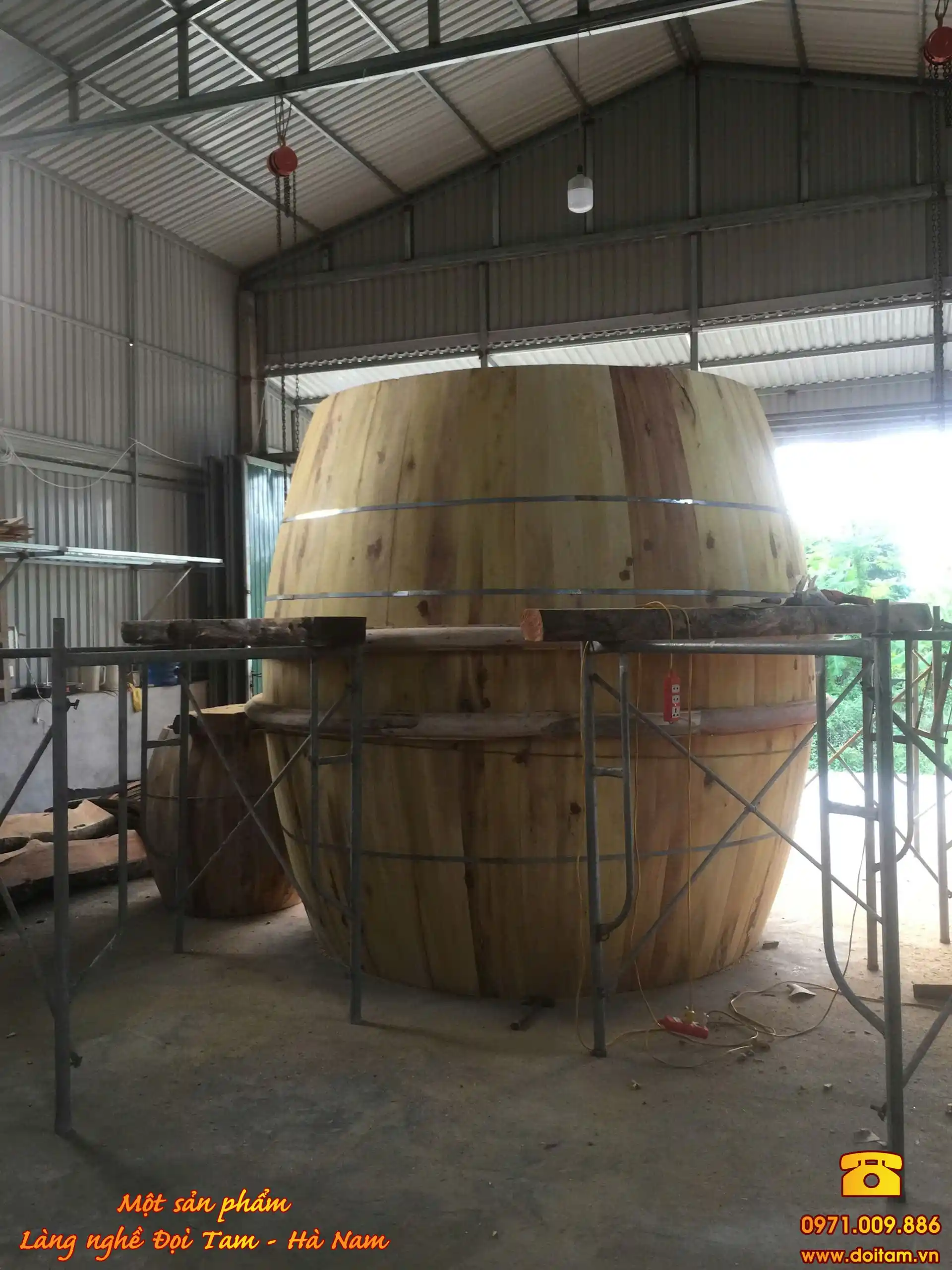 Cấu tạo và kỹ thuật làm trống gỗ truyền thống Đọi Tam 4 Thân trống gỗ khổng lồ tại xưởng chế tác Đọi Tam