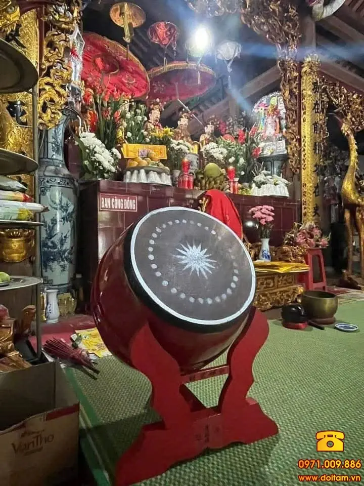 Trống đình chùa truyền thống với mặt trống trang trí hoa văn ngôi sao, đặt tại ban công đồng.