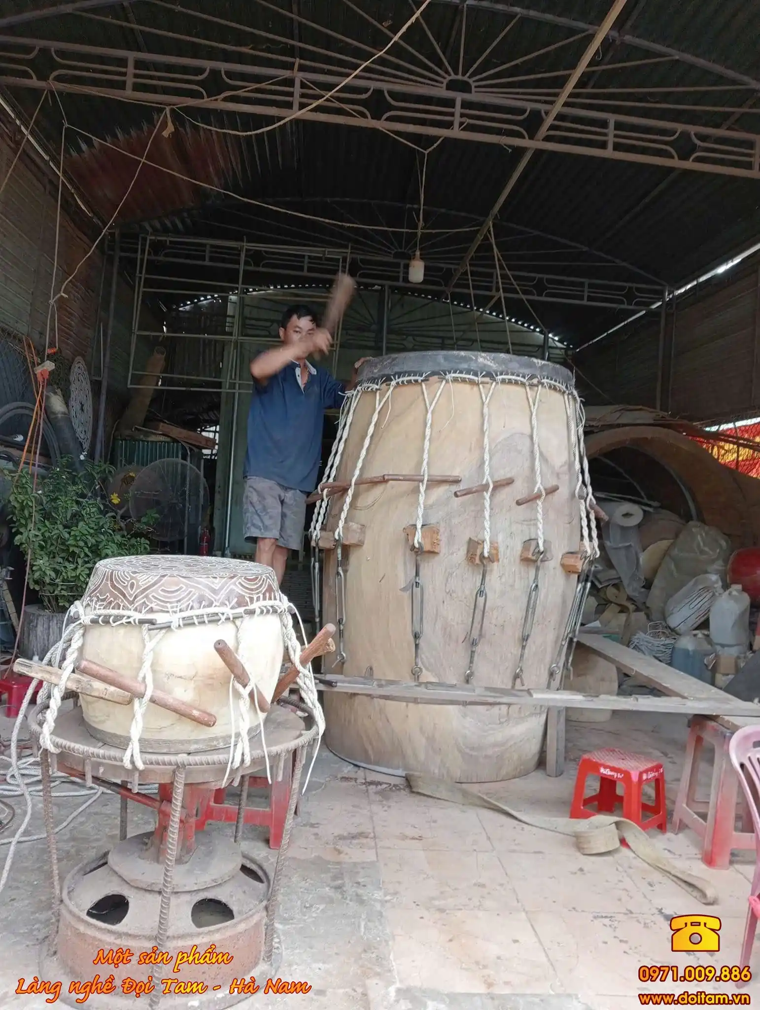 Nghệ nhân Đọi Tam hoàn thiện mặt trống chùa chuẩn âm cỡ lớn