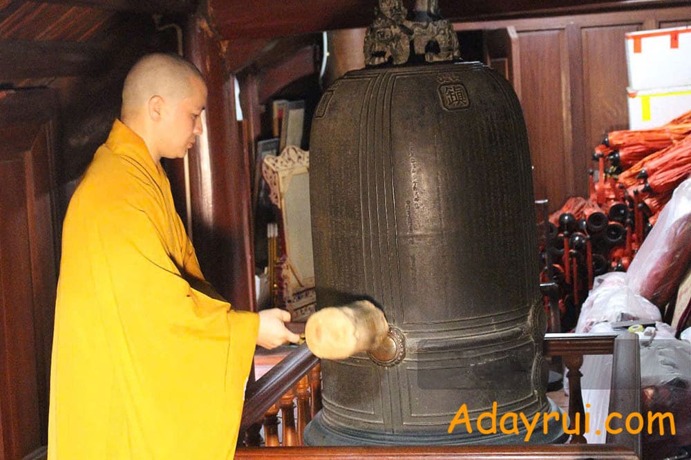 Chuông chùa được thỉnh trong nghi thức tụng kinh Phật giáo