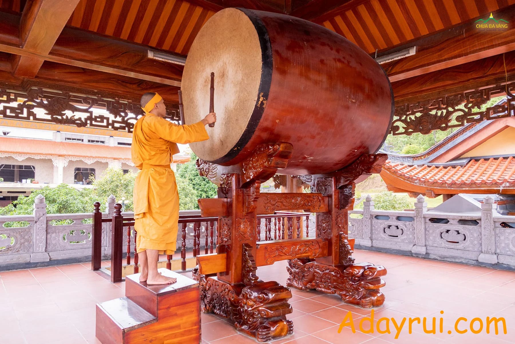 Đánh trống chùa đúng nghi thức trong không gian chính điện
