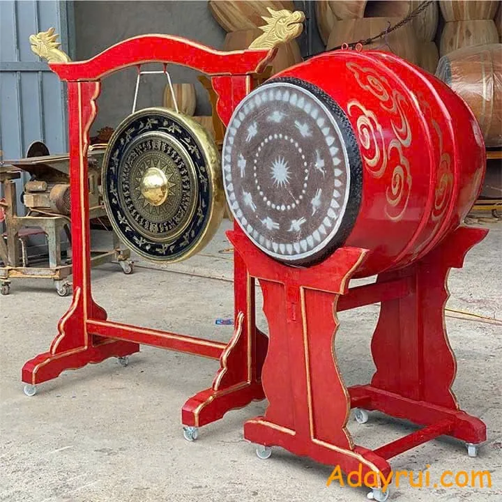 Pháp khí Phật giáo gồm chuông và trống chùa dùng trong nghi lễ