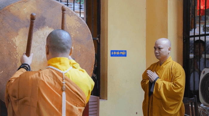 Tiếng trống chùa thức tỉnh tâm linh vang lên trong nghi lễ Phật giáo, giúp đại chúng lắng tâm và quay về chánh niệm