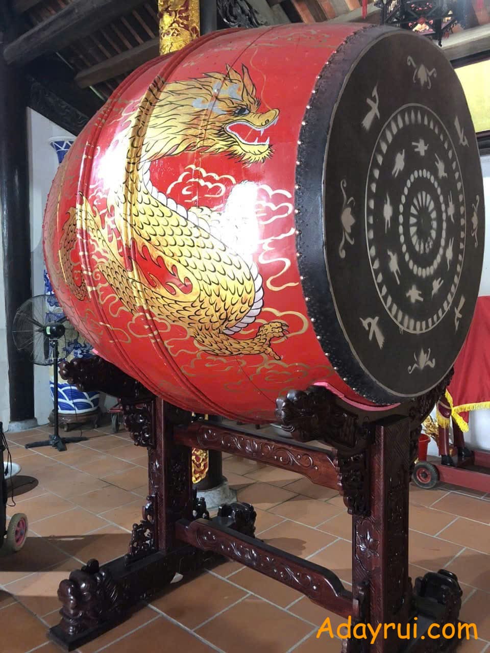 Trống bát nhã vẽ rồng dùng trong nghi lễ Phật giáo