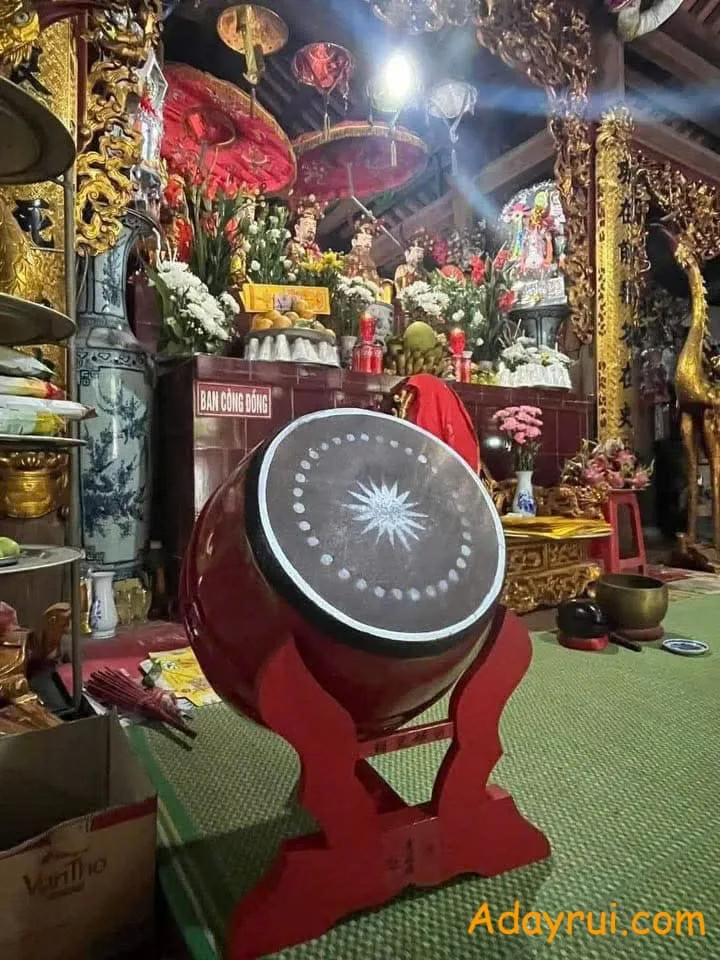 Trống chùa chuẩn âm đặt trong chánh điện phục vụ nghi lễ Phật giáo