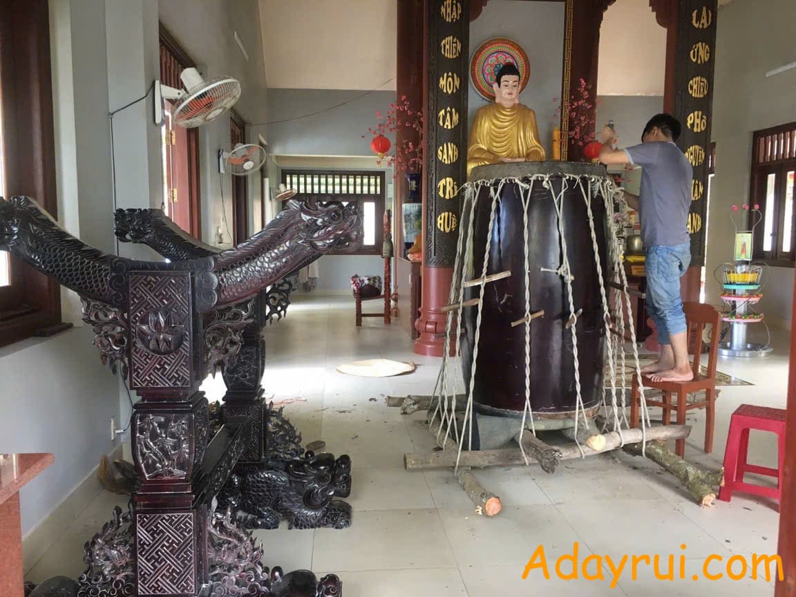 Trống chùa chuẩn bị cho thời khóa tụng kinh tại chùa