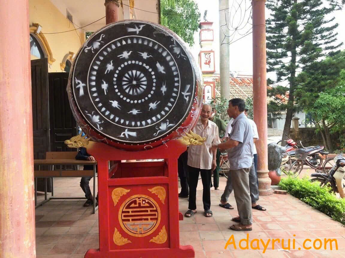 Trống chùa gỗ mít đặt tại sân chùa dùng trong nghi lễ Phật giáo