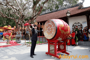 Trống được sử dụng trong nghi lễ truyền thống, thể hiện sự khác biệt giữa trống chùa và trống đình trong đời sống văn hóa Việt Nam