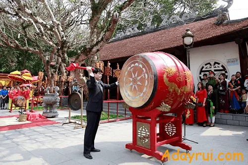 Trống được sử dụng trong nghi lễ truyền thống, thể hiện sự khác biệt giữa trống chùa và trống đình trong đời sống văn hóa Việt Nam