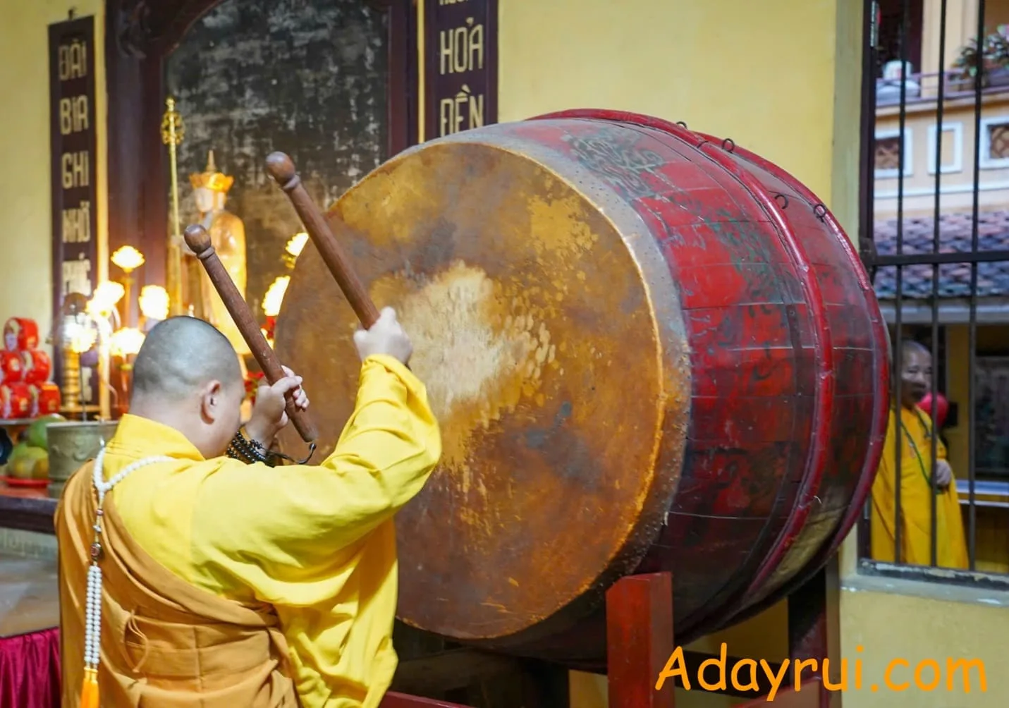 Chư Tăng đánh trống chùa trong nghi thức khai đàn tụng kinh