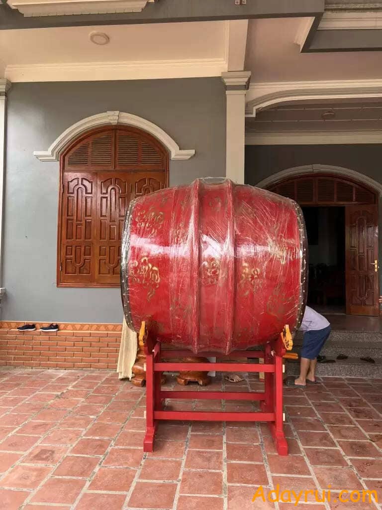 Trống đình chùa gỗ mít được đặt trang trọng trong không gian thờ tự, phục vụ các nghi lễ Phật giáo và tín ngưỡng dân gian