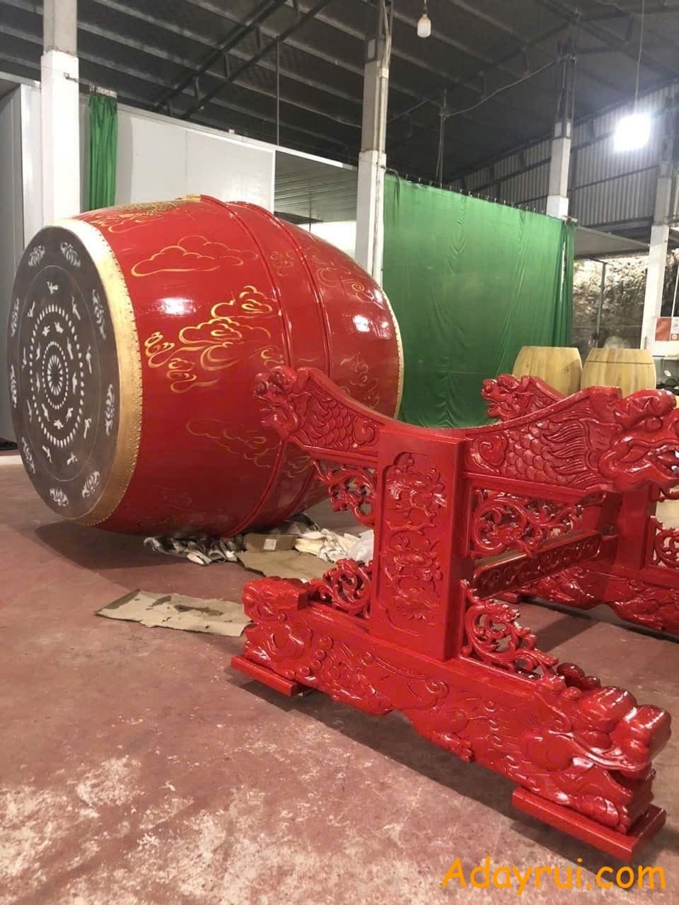 Trống đình chùa kích thước lớn được chế tác trong xưởng, thể hiện cấu tạo và độ bền của thân trống truyền thống