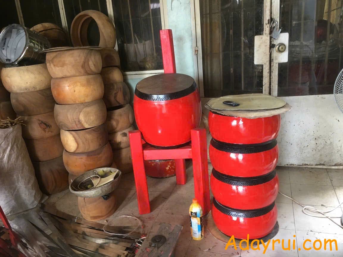 Trống đình chùa sơn đỏ chuẩn bị cho các thời khóa tụng kinh