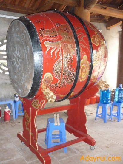 Trống đình chùa sơn vẽ họa tiết rồng truyền thống, thể hiện giá trị văn hóa và mỹ thuật dân gian