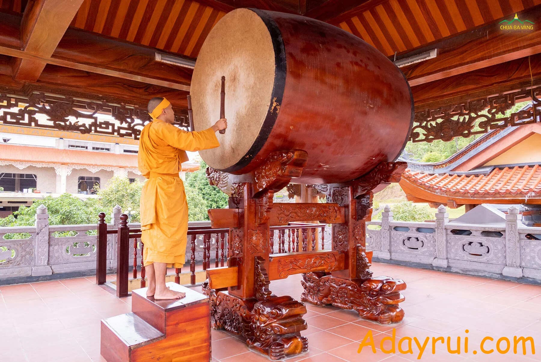 Trống chùa được sử dụng trong nghi lễ Phật giáo Việt Nam, dẫn nhịp tụng kinh và tạo sự trang nghiêm cho thời khóa